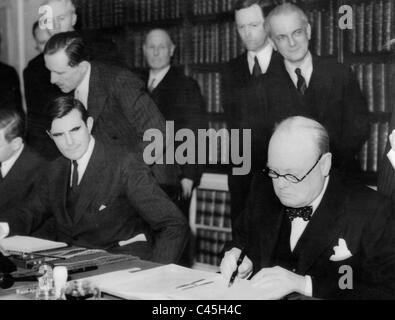 Winston Churchill firma degli accordi con gli Stati Uniti, 1941 Foto Stock