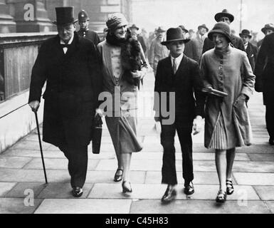 Winston Churchill con sua moglie Clementina Churchill e due bambini, 1926 Foto Stock