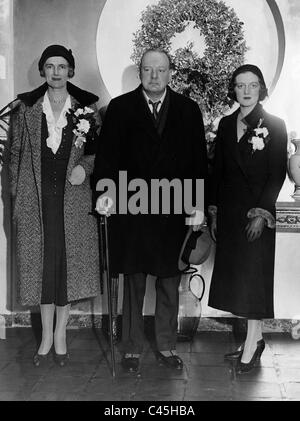 Winston Churchill con sua moglie Clementina Churchill e la figlia Diana, 1931 Foto Stock