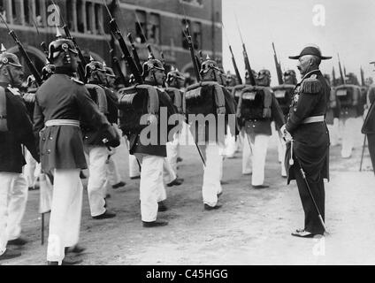 L'imperatore Guglielmo II saluta la sfilata di un corteo in Lubecca, 1913 Foto Stock