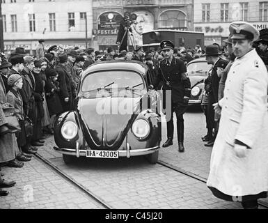 VW Beetle nella parte anteriore del Steglitz City Hall, 1939 Foto Stock