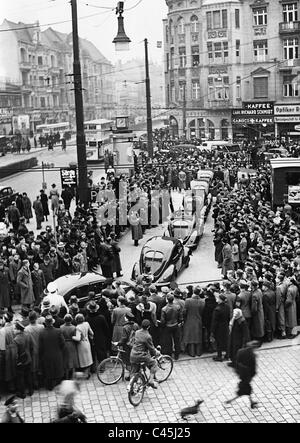 VW Beetle nella parte anteriore del Steglitz town hall, 1939 Foto Stock