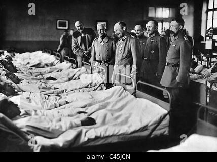 Re Friedrich August III. della Sassonia in un ospedale da campo sul fronte occidentale Foto Stock