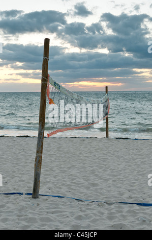 Inutilizzato un netto di pallavolo sulla spiaggia al tramonto in un villaggio vacanza lungo la Riviera Maya della penisola dello Yucatan, Messico Foto Stock