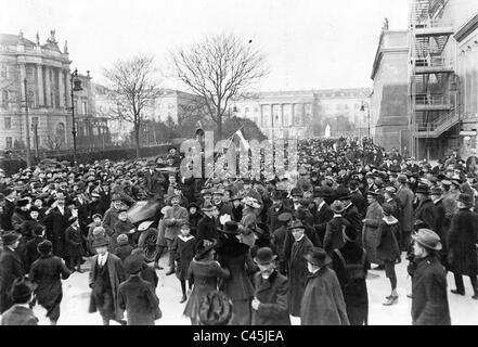 La dimostrazione del cristiano del partito popolare di fronte alla chiesa di Edvige, 1919 Foto Stock