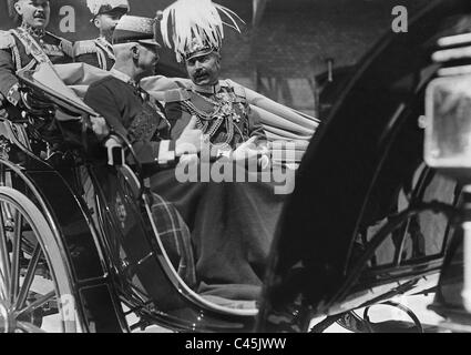 Il Kaiser Guglielmo II con il duca Ernst August di Cumberland a Berlino, 1913 Foto Stock