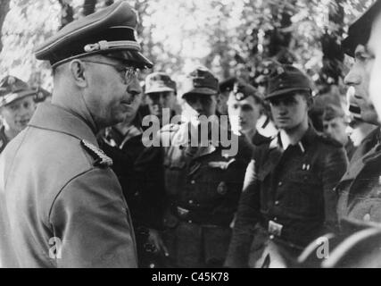Heinrich Himmler parlando con Waffen SS soldati, 1943 Foto Stock