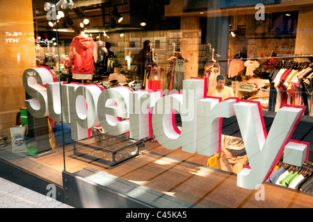 Superdry negozio di abbigliamento e del segno in vetrina, Cambridge Regno Unito Foto Stock