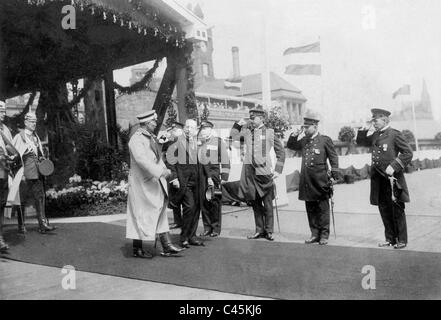 Il Kaiser Guglielmo II con Albert Ballin con il lancio di "Bismarck', 1914 Foto Stock