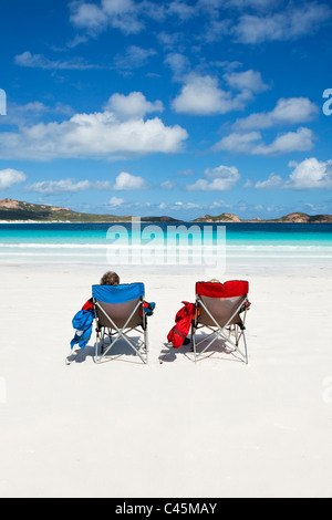 Giovane rilassante sulla spiaggia a Lucky Bay. Cape Le Grand National Park, Esperance, Australia occidentale, Australia Foto Stock