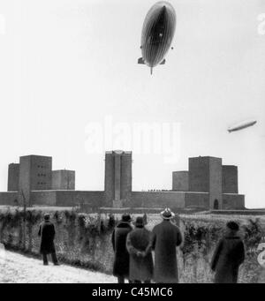 I dirigibili "Graf Zeppelin' e 'Hindenburg' sopra il memoriale di Tannenberg, 1936 Foto Stock