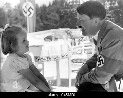 Adolf Hitler con un bambino su Obersalzberg Foto Stock