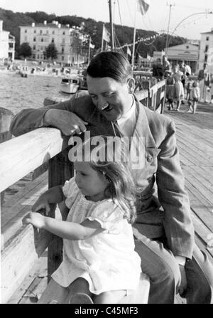 Adolf Hitler con Helga Goebbels, 1935 Foto Stock
