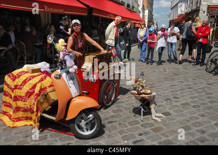 Donna che gioca a un organetto e cantare in Montmartre a Parigi Foto Stock