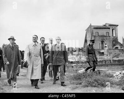 Rudolf Hess si visiti il Foro Romano a Roma, 1937 Foto Stock