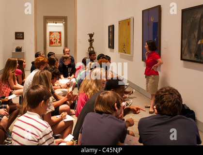 Guida del museo o un insegnante impartire lezioni agli studenti della High School a Philadelphia Museum of Art, Philadelphia, Pennsylvania, STATI UNITI D'AMERICA Foto Stock