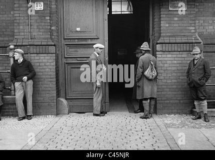 Gli uomini di fronte a un residence hall durante la Grande Depressione, 1932 Foto Stock