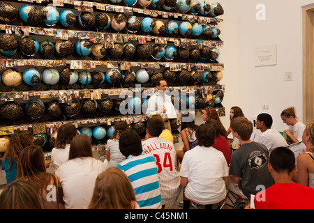 Guida del museo o un insegnante impartire lezioni agli studenti della High School a Philadelphia Museum of Art, Philadelphia, Pennsylvania, STATI UNITI D'AMERICA Foto Stock