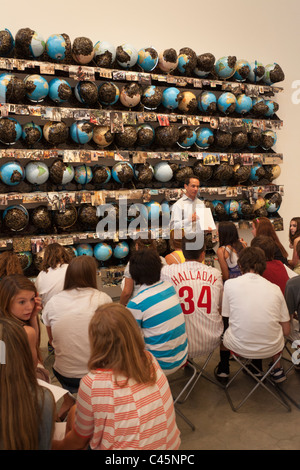 Guida del museo o un insegnante impartire lezioni agli studenti della High School a Philadelphia Museum of Art, Philadelphia, Pennsylvania, STATI UNITI D'AMERICA Foto Stock