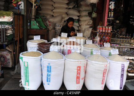 Sacchi di molti diversi tipi di riso visualizzati in Siem Reap di mercato. Cambogia. Foto Stock