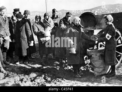 Il tedesco russi in fuga dall'esercito rosso Foto Stock