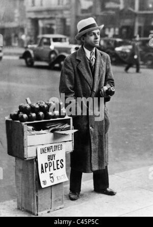 Disoccupati laureati come venditore ambulante durante la Grande Depressione, 1931 Foto Stock