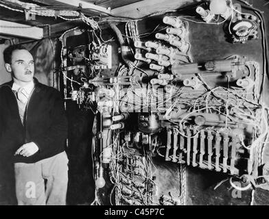 Carl Anderson in un laboratorio mobile, 1935 Foto Stock