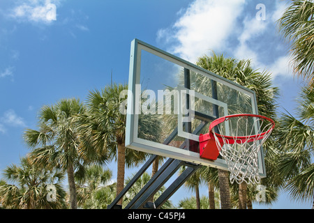 Basketball hoop presso il parco della città nel sud della Florida Foto Stock