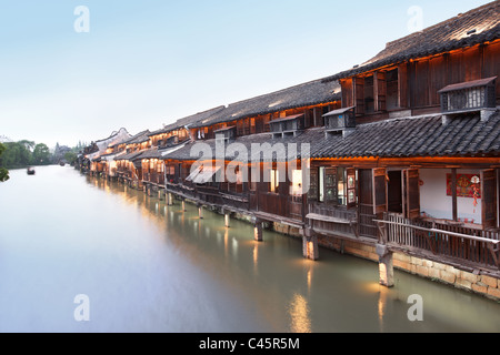 Cina, Jangsu, il Xizha antico borgo--l'immagine sulla parete è tradizionale nuovo anno dipinti. Foto Stock