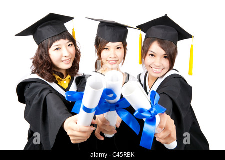 Graduazione di tre ragazze asiatiche tenendo il loro diploma Foto Stock