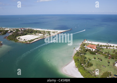 Vista aerea di Gordon pass di ingresso della Florida di Napoli e luxury waterfront homes Foto Stock