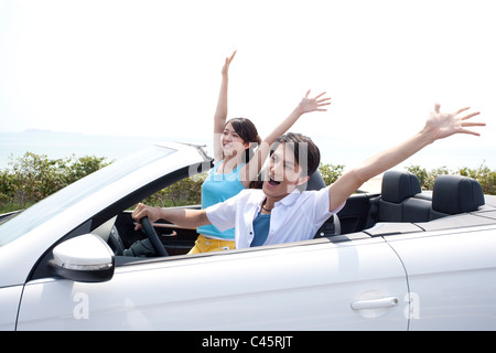 I giovani al divertimento in una cabriolet Foto Stock