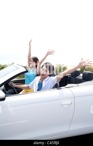 I giovani al divertimento in una cabriolet Foto Stock