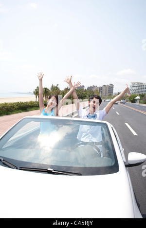 I giovani al divertimento in una cabriolet Foto Stock