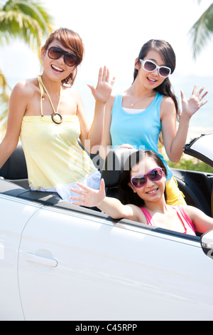 Amiche per divertirsi in una cabriolet Foto Stock