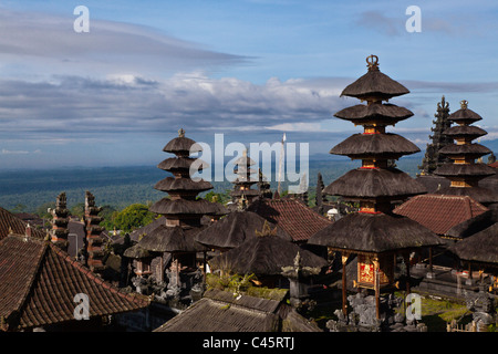 Stile PAGODA templi indù compongono il Pura Besakih llocated complesso sul versante della sacra Gunung Agung - Bali, Indonesia Foto Stock