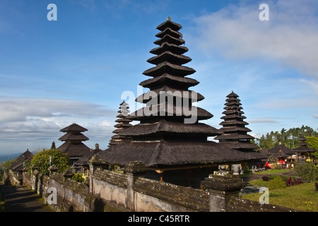 Stile PAGODA templi indù compongono il Pura Besakih llocated complesso sul versante della sacra Gunung Agung - Bali, Indonesia Foto Stock