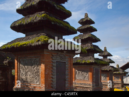 Stile PAGODA templi indù compongono il Pura Besakih llocated complesso sul versante della sacra Gunung Agung - Bali, Indonesia Foto Stock