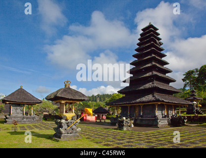 Stile PAGODA templi indù compongono il Pura Besakih llocated complesso sul versante della sacra Gunung Agung - Bali, Indonesia Foto Stock