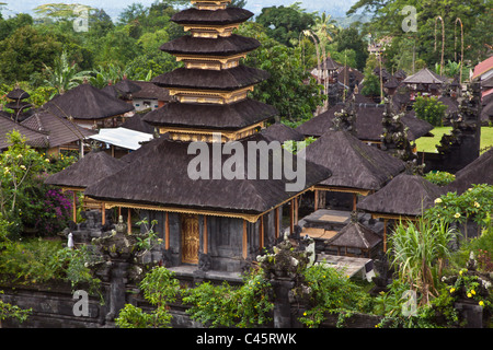 Stile PAGODA templi indù compongono il Pura Besakih complesso situato sul pendio della sacra Gunung Agung - Bali, Indonesia Foto Stock