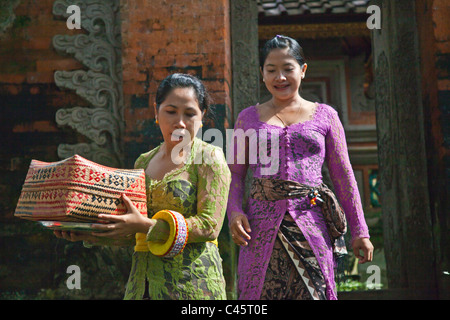 Donna balinese portano offerte in posizionedi tempio indù di pura DESA durante il GALUNGAN FESTIVAL - Ubud, Bali, Indonesia Foto Stock