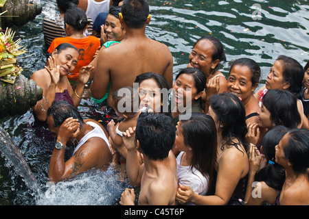 Persone bagno nelle acque del Cold Spring alla pura Tirta Empul tempio durante la Galungan Festival - TAMPAKSIRING, BALI Foto Stock