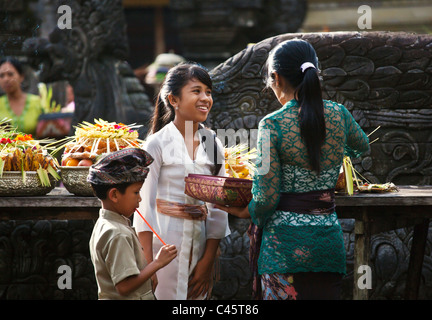 Le donne portano offerte per la pura Tirta Empul tempio durante la GALUNGAN FESTIVAL - TAMPAKSIRING, BALIK INDONESIA Foto Stock