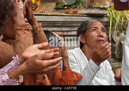 Donne indù raggiungere per l'acqua santa a pura Tirta Empul tempio complesso durante il GALUNGAN FESTIVAL - TAMPAKSIRING, Bali, Indonesia Foto Stock