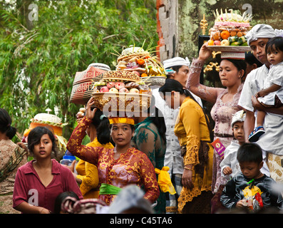 Le donne portano offerte per la pura Tirta Empul tempio complesso durante il GALUNGAN FESTIVAL - TAMPAKSIRING, Bali, Indonesia Foto Stock