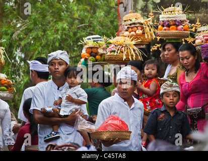 Le donne portano offerte per la pura Tirta Empul tempio complesso durante il GALUNGAN FESTIVAL - TAMPAKSIRING, Bali, Indonesia Foto Stock