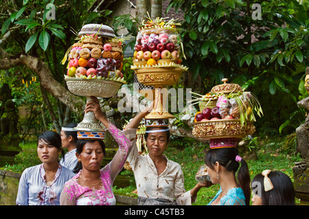 Le donne portano offerte per la pura Tirta Empul tempio complesso durante il GALUNGAN FESTIVAL - TAMPAKSIRING, Bali, Indonesia Foto Stock