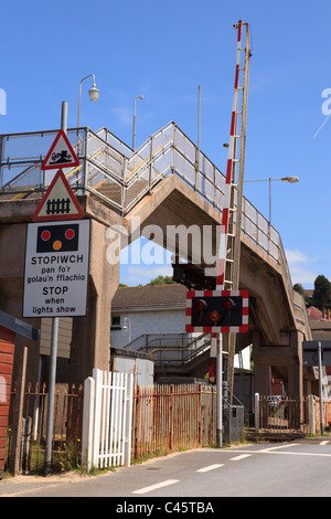 Treno che attraversa i segnali a Ferryside, vicino a Llanelli, Carmarthenshire, South Wales, Regno Unito Foto Stock