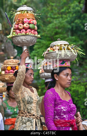 Le donne portano offerte per la pura Tirta Empul tempio complesso durante il GALUNGAN FESTIVAL - TAMPAKSIRING, Bali, Indonesia Foto Stock