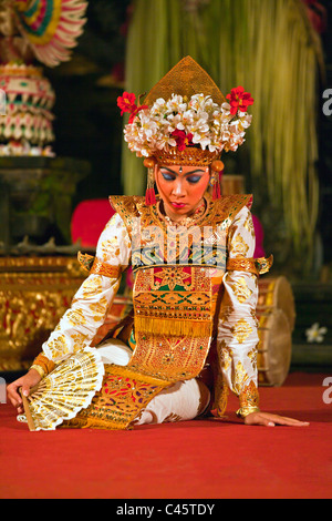 Il LEGONG Trance Dance è eseguita dall'Cenik Wayah Gamelan balli di gruppo a PURA TAMAN SARASWATI - Ubud, Bali, Indonesia Foto Stock